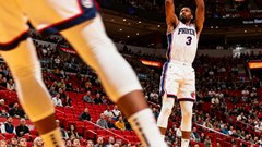 NBA篮球比赛直播画面，球员正在三分线外跳投，球馆内观众席座无虚席